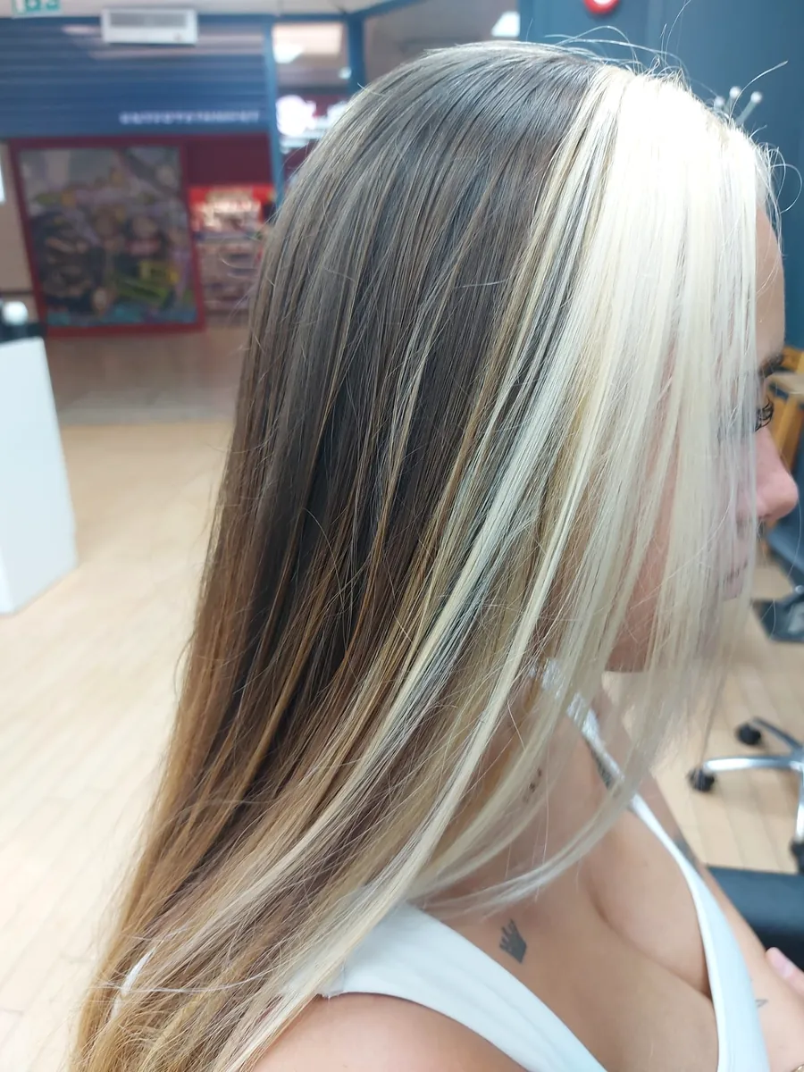 Dimensional blonde highlights finished by a mobile hairdresser